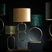 Lampenschirm Zylinder in Gold, frontal betrachtet, auf einem modernen, geometrischen Lampenfuß.