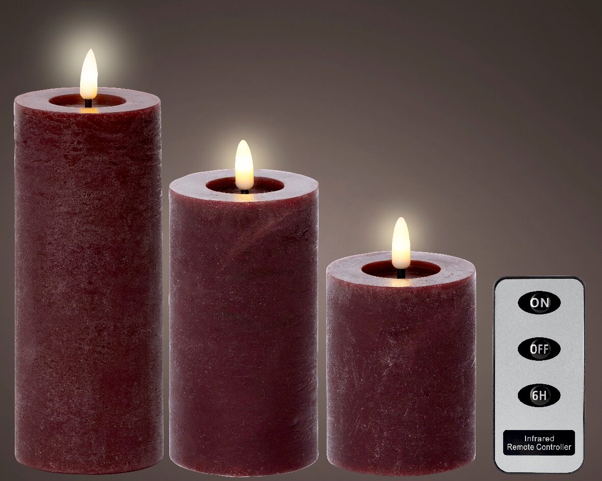 Drei rote LED-Kerzen aus Wachs in verschiedenen Größen mit flackerndem Licht, begleitet von einer Fernbedienung, aus der Frontalperspektive.