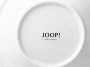 Unterseite eines weißen Tellers mit der Aufschrift 'JOOP! MADE IN GERMANY', von oben fotografiert.
