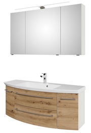 Badezimmerkombination bestehend aus einem dreiteiligen Spiegelschrank mit integrierter Beleuchtung und einem Waschtisch mit Holzoptik und modernen Griffen, seitliche Perspektive.