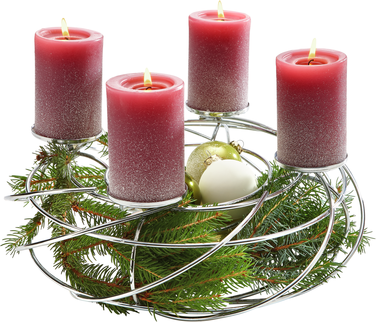 Dekorativer silberner Kranz für vier Kerzen mit roten Kerzen, grünen Tannenzweigen und goldenen sowie weißen Kugeln, seitliche Perspektive
