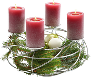 Dekorativer silberner Kranz für vier Kerzen mit roten Kerzen, grünen Tannenzweigen und goldenen sowie weißen Kugeln, seitliche Perspektive