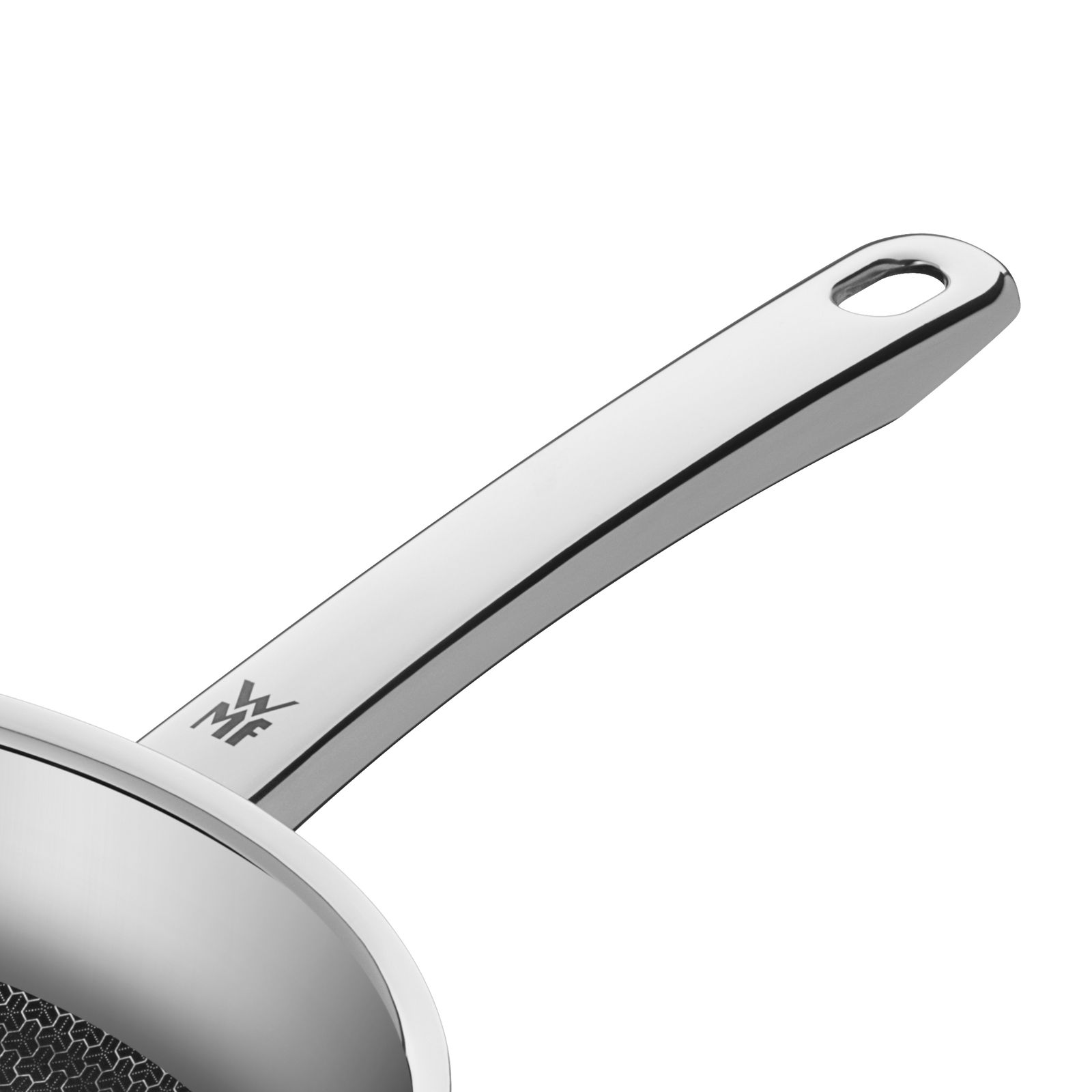 Nahaufnahme einer Stielpfanne Profi Resist 24cm mit glänzendem Griff und Wabenstruktur im Inneren, seitliche Perspektive.