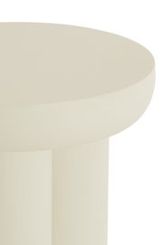 Nahaufnahme eines cremefarbenen Beistelltisches mit runder Tischplatte, seitliche Perspektive