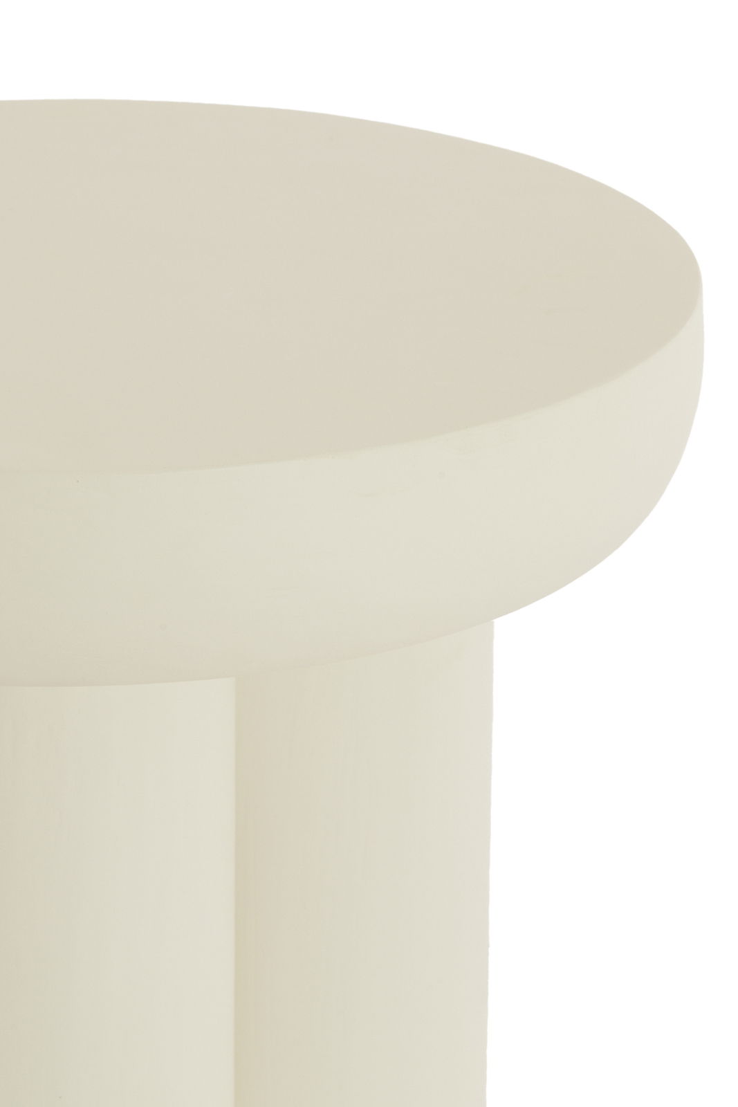 Nahaufnahme eines cremefarbenen Beistelltisches mit runder Tischplatte, seitliche Perspektive