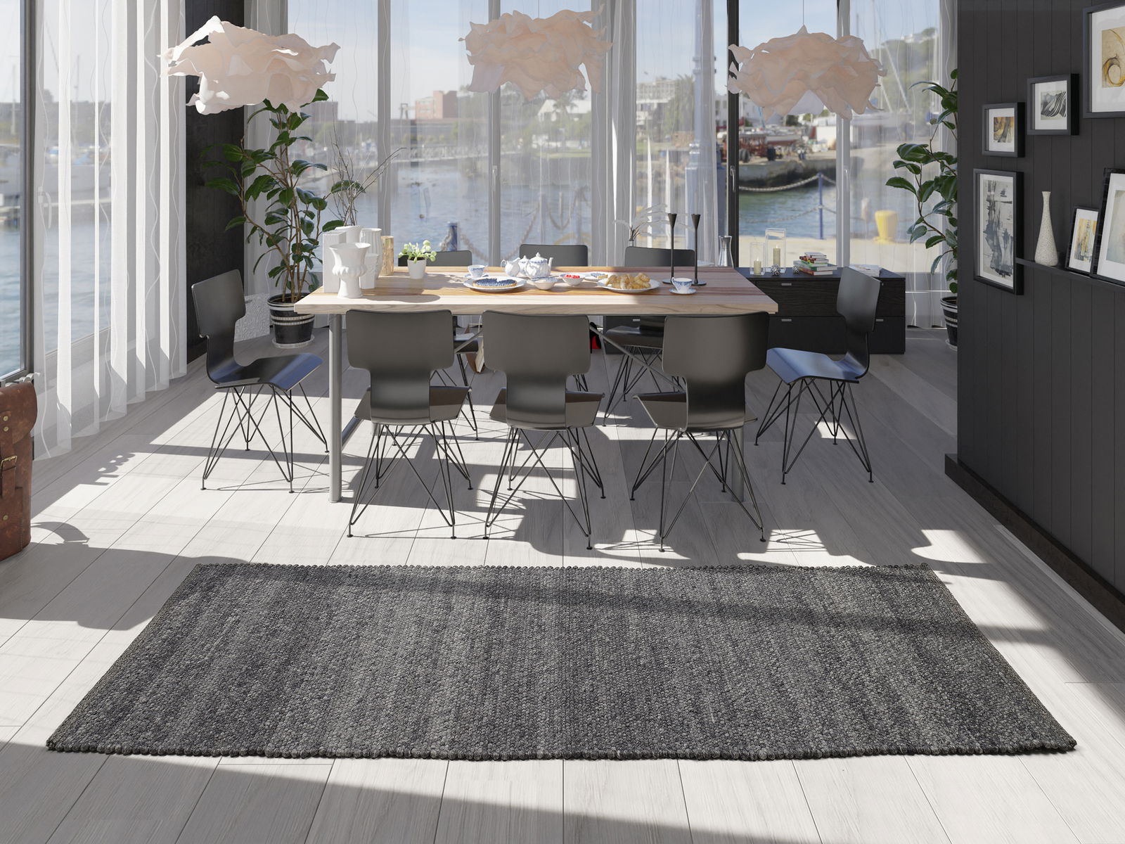 OCI Handweb Teppich FAVORIT Moderner Handweb Teppich in einem stilvollen Esszimmer mit Blick auf den Hafen, aus der Perspektive des Raumes fotografiert.