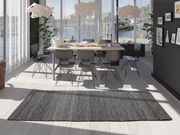 Moderner Handweb Teppich in einem stilvollen Esszimmer mit Blick auf den Hafen, aus der Perspektive des Raumes fotografiert.