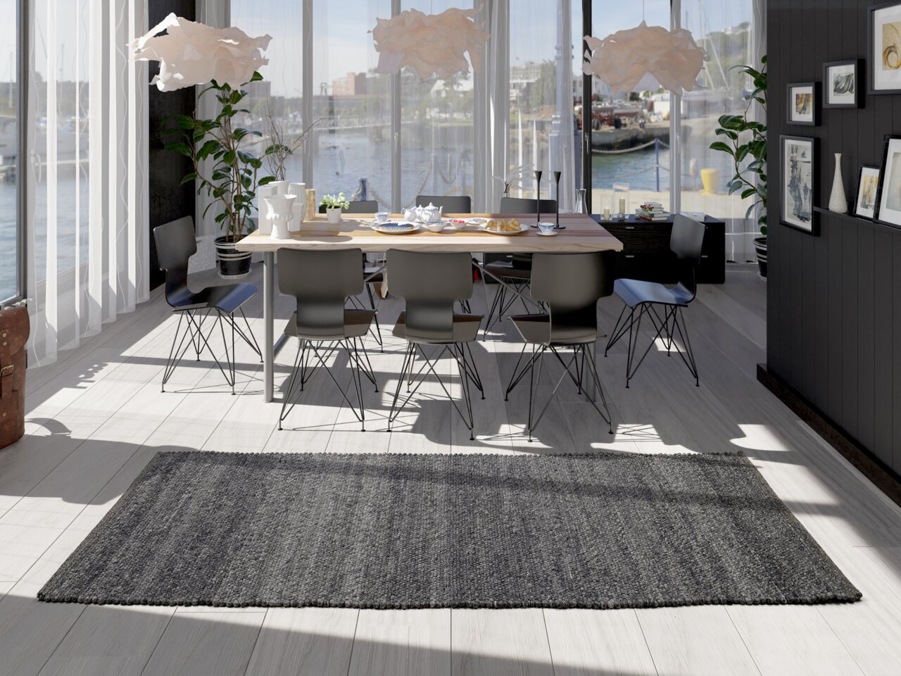 OCI Handweb Teppich FAVORIT Moderner Handweb Teppich in einem stilvollen Esszimmer mit Blick auf den Hafen, aus der Perspektive des Raumes fotografiert.