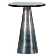 Moderner Beistelltisch aus Metall in konischer Form, frontal fotografiert.