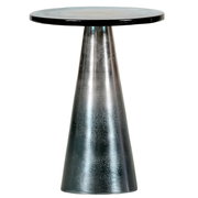 Moderner Beistelltisch aus Metall in konischer Form, frontal fotografiert.