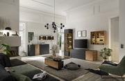 Moderne Wohnzimmer-Wandkombination in einem stilvollen Raum mit schwarzem und holzfarbenem Design, inklusive TV-Schrank, Vitrine und Regalen. Perspektive: Frontalansicht.