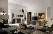 Moderne Wohnzimmer-Wandkombination in einem stilvollen Raum mit schwarzem und holzfarbenem Design, inklusive TV-Schrank, Vitrine und Regalen. Perspektive: Frontalansicht.