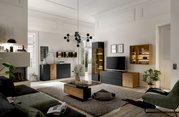 Moderne woonkamerwandcombinatie in een stijlvolle ruimte met een zwart en houtkleurig ontwerp, inclusief tv-kast, vitrinekast en planken. Perspectief: vooraanzicht.