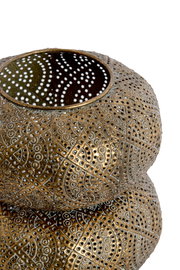 Nahaufnahme eines kunstvoll verzierten Windlichts mit filigranen Mustern und Lochdesign, von oben betrachtet.