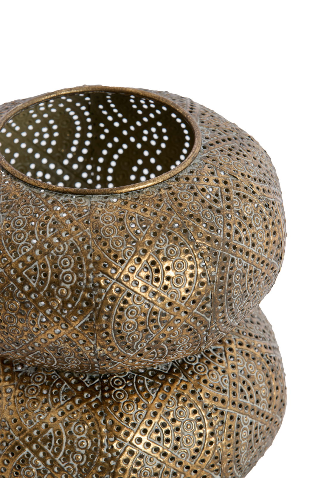 Nahaufnahme eines kunstvoll verzierten Windlichts mit filigranen Mustern und Lochdesign, von oben betrachtet.