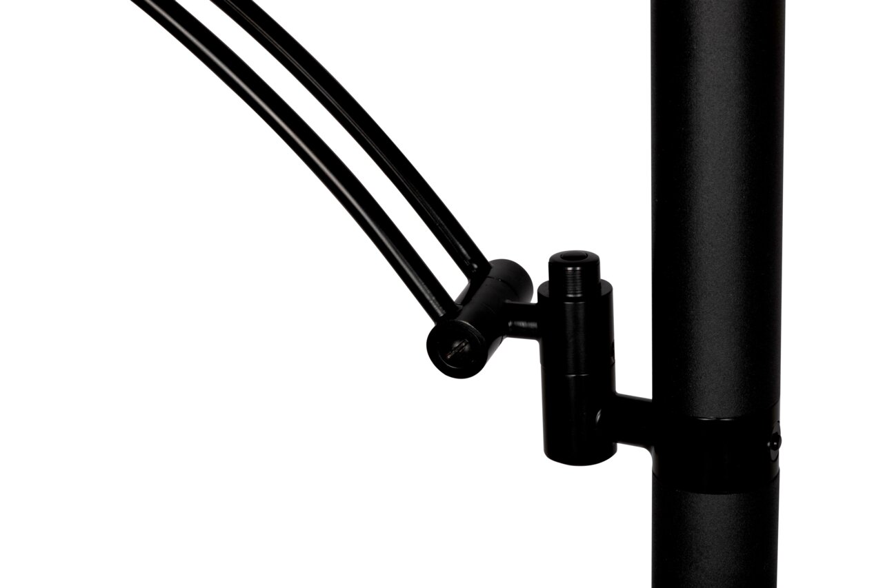 Nahaufnahme eines schwarzen LED-Deckenfluters mit Fokus auf das Gelenk und die Stange, seitliche Perspektive.