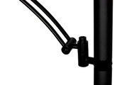 Nahaufnahme eines schwarzen LED-Deckenfluters mit Fokus auf das Gelenk und die Stange, seitliche Perspektive.