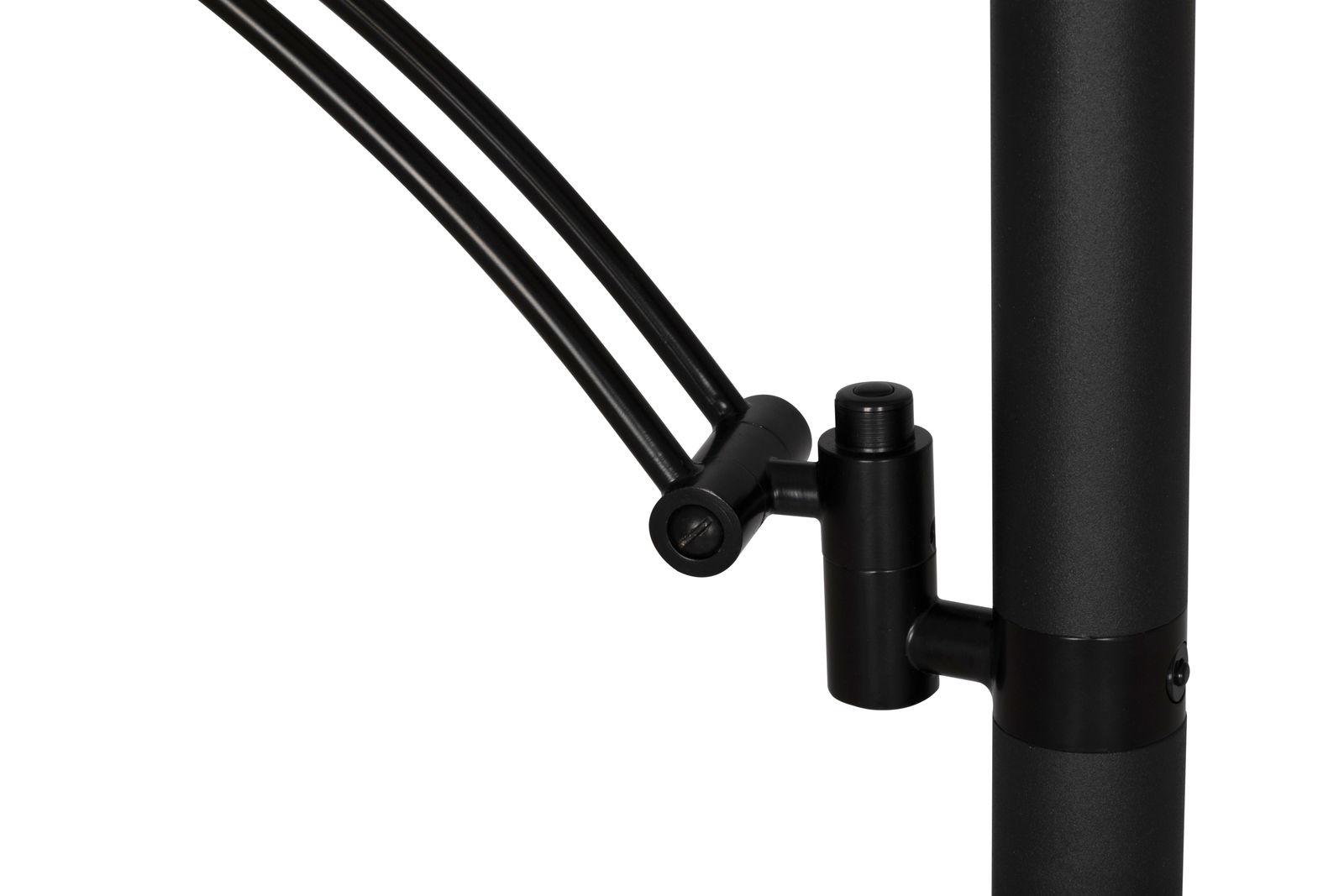 Nahaufnahme eines schwarzen LED-Deckenfluters mit Fokus auf das Gelenk und die Stange, seitliche Perspektive.