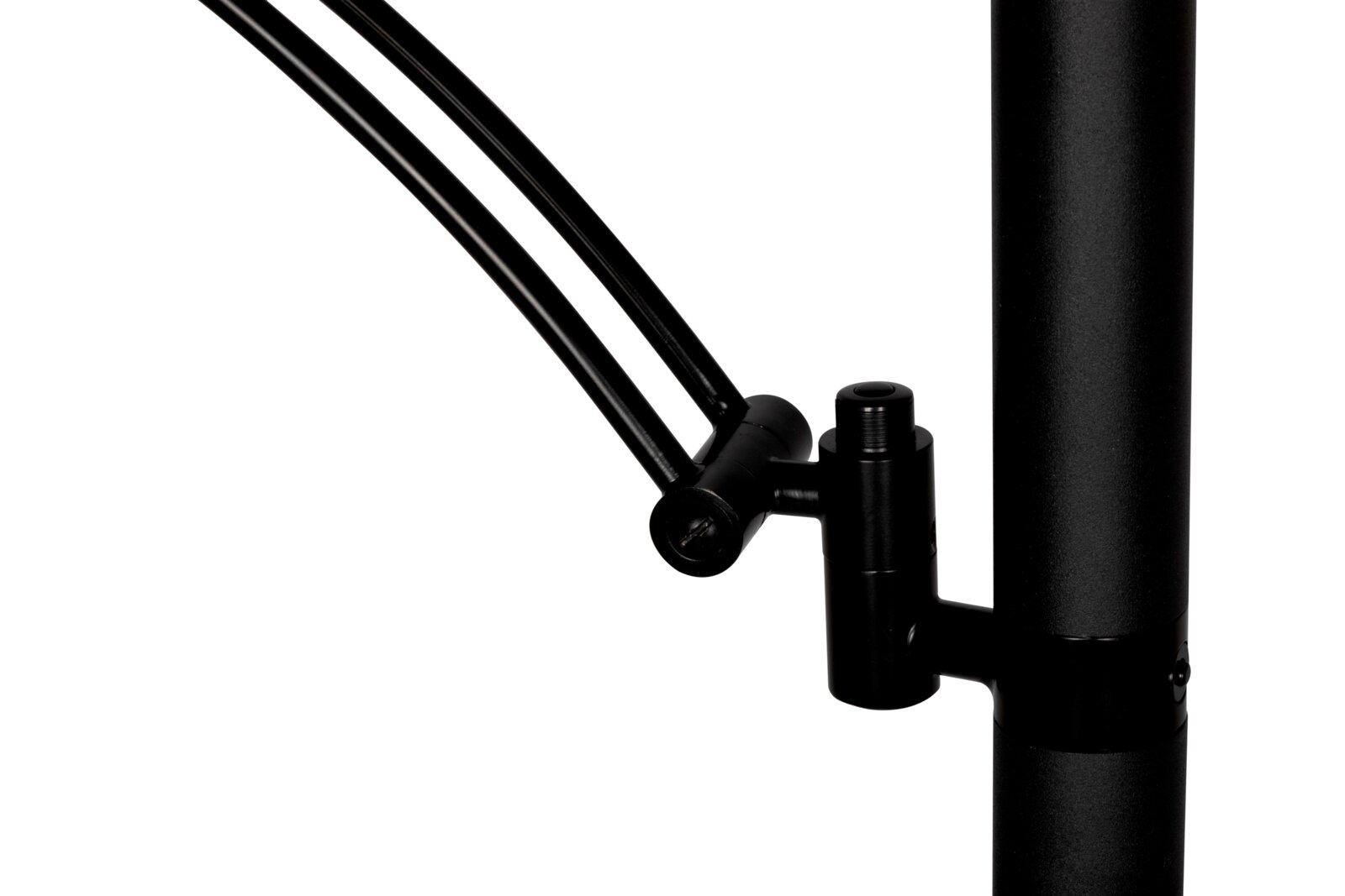 Close-up van een zwarte LED-plafondspot, met de nadruk op het scharnier en de stang, gezien vanaf de zijkant.