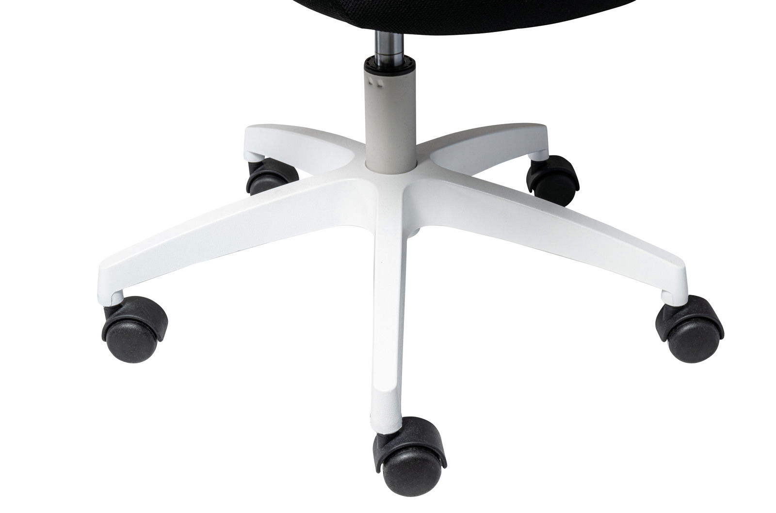 Nahaufnahme der Basis eines Drehstuhls mit weißen Beinen und schwarzen Rollen, von oben betrachtet.