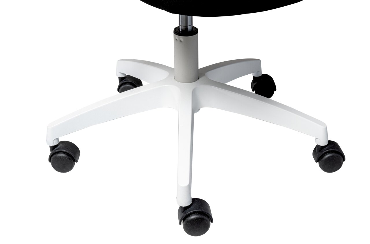 Nahaufnahme der Basis eines Drehstuhls mit weißen Beinen und schwarzen Rollen, von oben betrachtet.