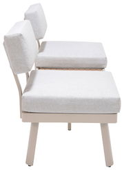 Seitenansicht einer Lounge-Kombination mit hellgrauen Kissen und einem stabilen Rahmen.