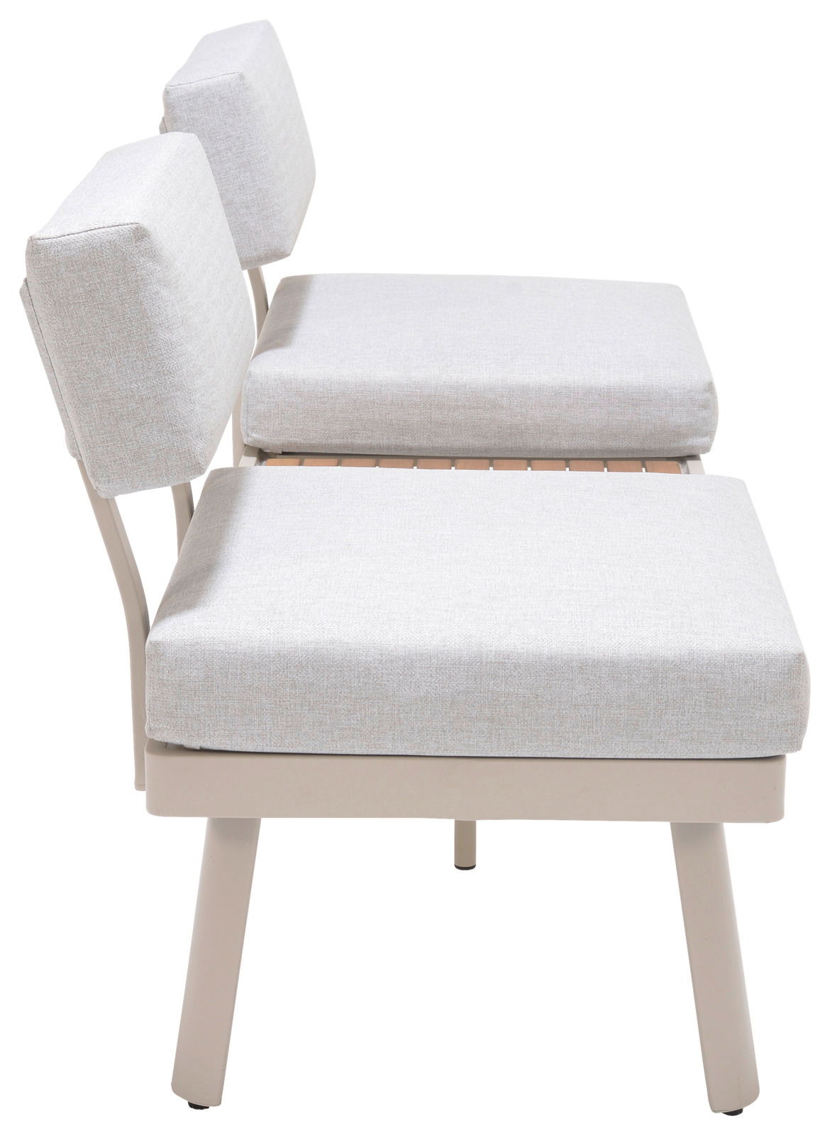 Seitenansicht einer Lounge-Kombination mit hellgrauen Kissen und einem stabilen Rahmen.