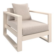 Moderne loungestoel met crèmekleurig kussen en minimalistisch frame, zijaanzicht