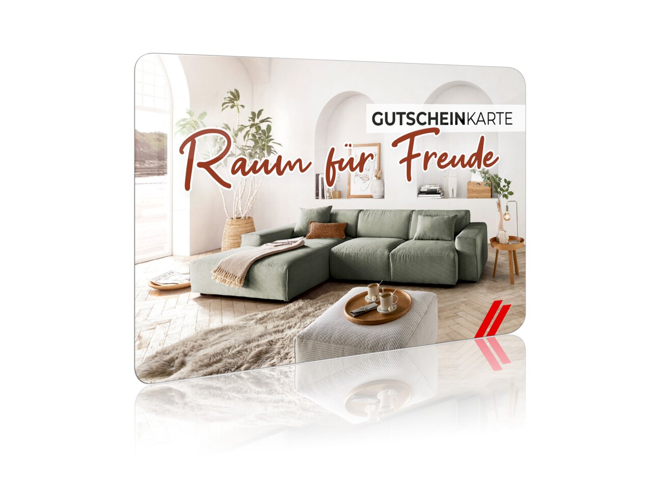 Gutscheinkarte mit der Aufschrift 'Raum für Freude', zeigt ein gemütliches Wohnzimmer mit einem grünen Sofa und Dekorationen, Perspektive von vorne.