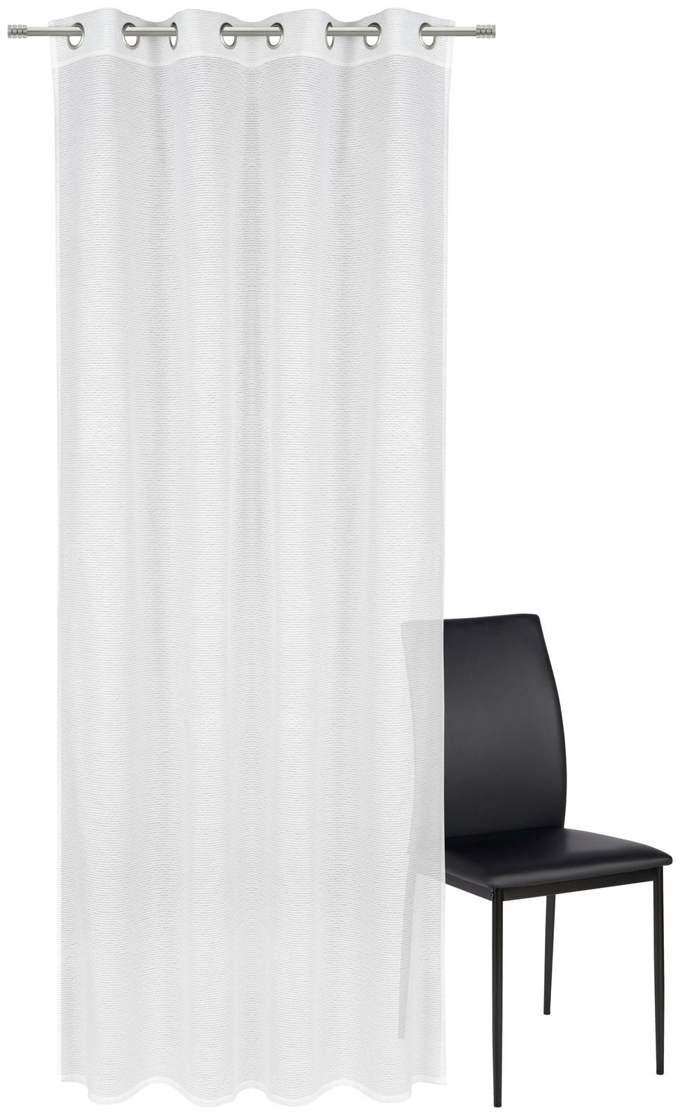 Weißer Ösenschal 135x245cm, frontal fotografiert, neben einem schwarzen Stuhl