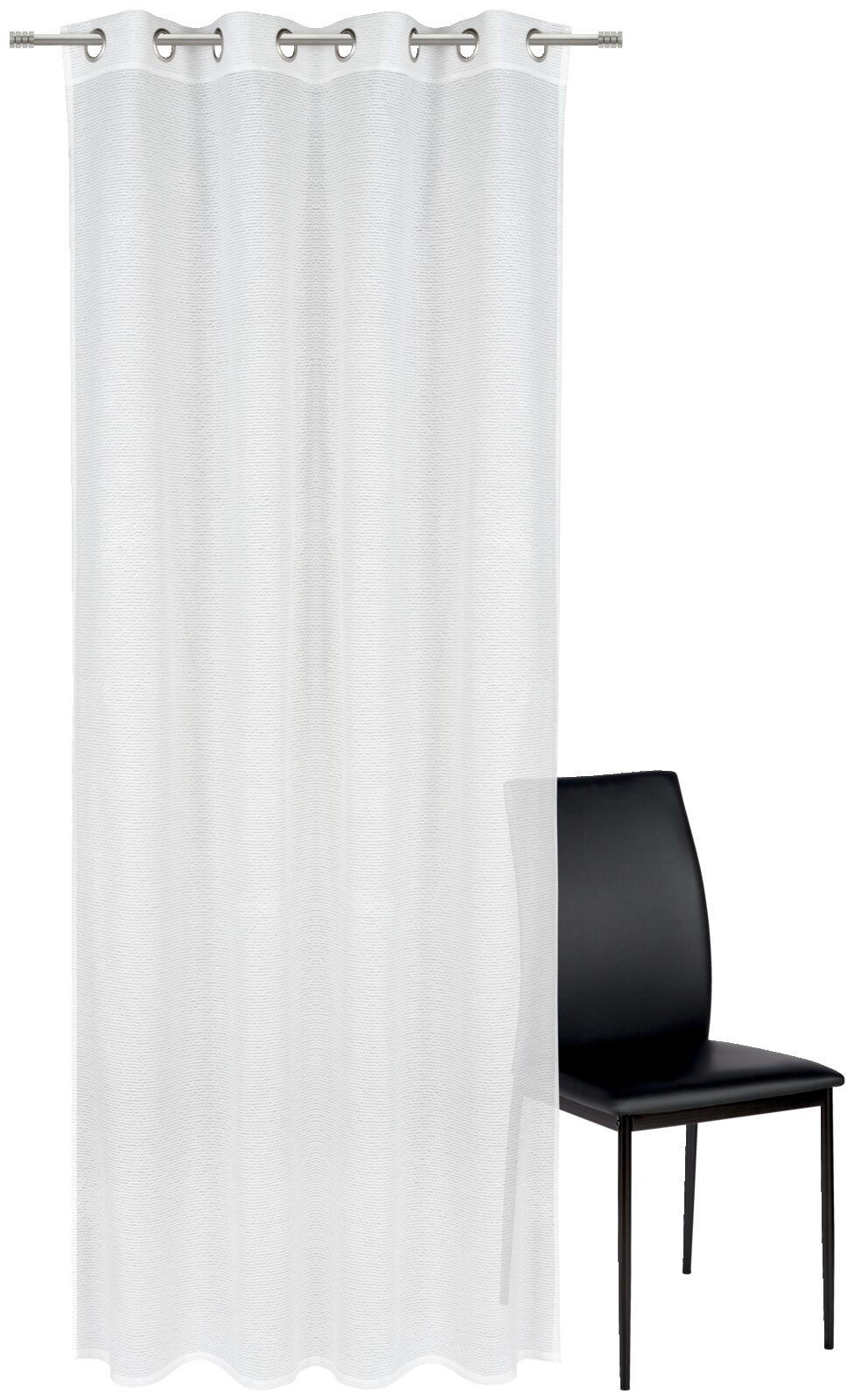 Weißer Ösenschal 135x245cm, frontal fotografiert, neben einem schwarzen Stuhl