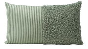 Grüne Kissenhülle 30x50cm mit zwei verschiedenen Texturen, links gerippt und rechts flauschig, in Frontalansicht.