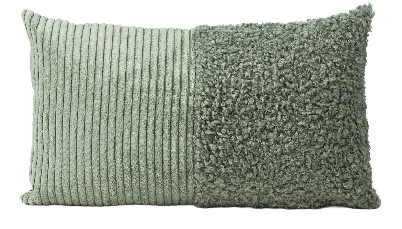 Grüne Kissenhülle 30x50cm mit zwei verschiedenen Texturen, links gerippt und rechts flauschig, in Frontalansicht.