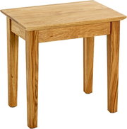 Quadratischer Holztisch in heller Eiche-Optik mit vier geraden Beinen, freigestellt auf weißem Hintergrund, aus schräger Frontansicht von oben (3/4-Perspektive)