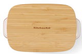Aufsicht auf eine KitchenAid Auflaufform mit Holzdeckel, 20 cm, rechteckig, mit seitlichen Griffen.
