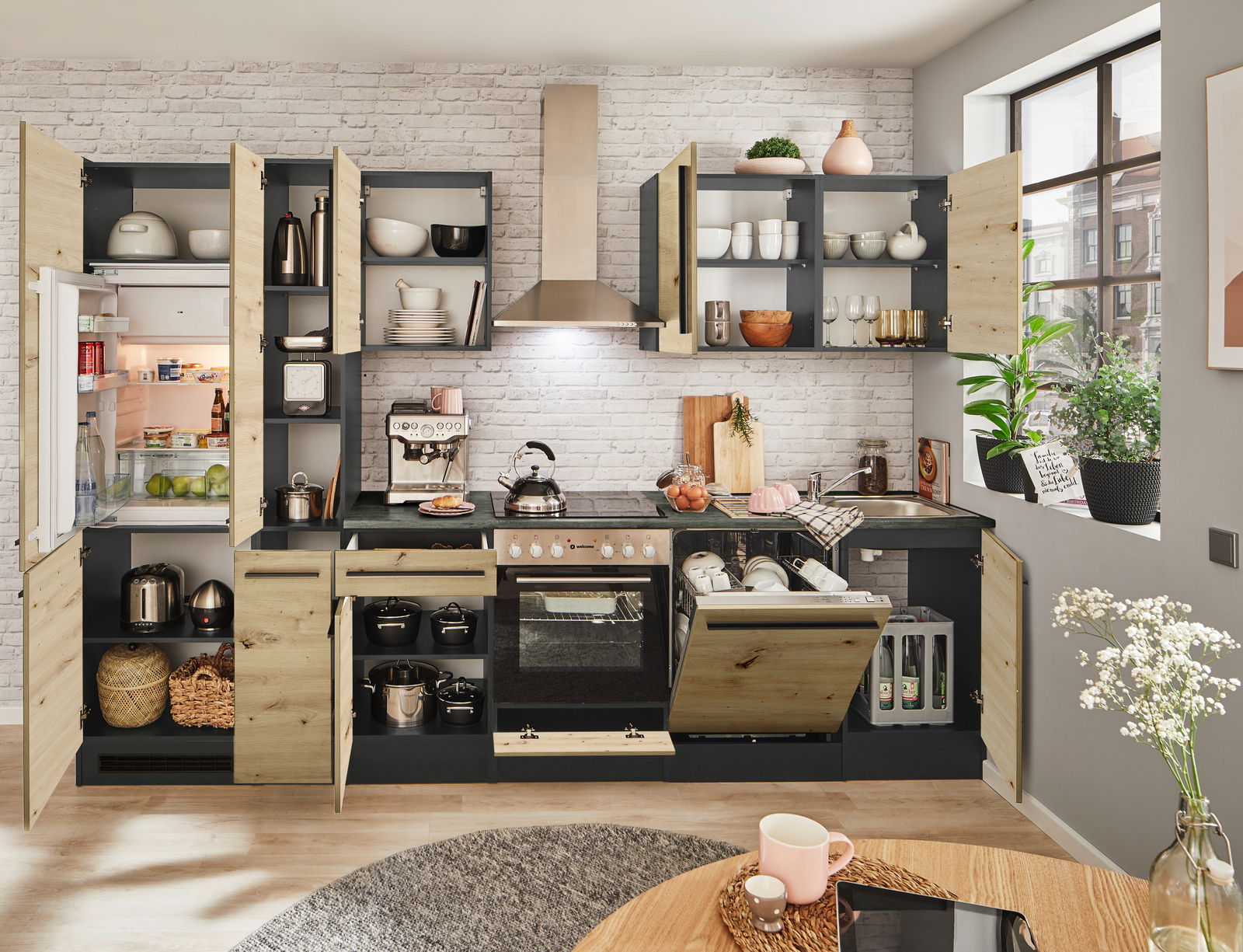 Moderne Küchenzeile mit offenen Schränken, Kühlschrank, Herd und Spüle, aus der Perspektive eines hellen, gemütlichen Raumes mit Pflanzen am Fenster.