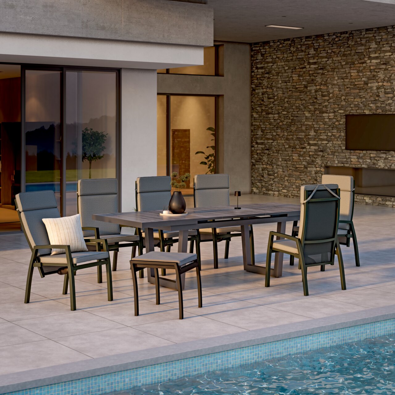 Ambia Garden Gartensessel MOVE TEX Moderner Gartensessel auf einer Terrasse neben einem Pool, umgeben von einem stilvollen Esstisch-Set, seitliche Perspektive.