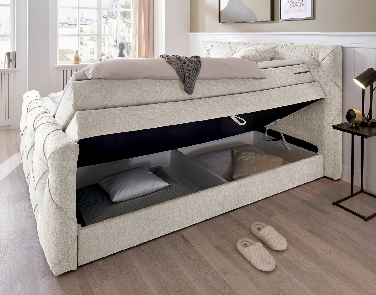 Boxspringbett mit geöffnetem Stauraum, seitliche Perspektive