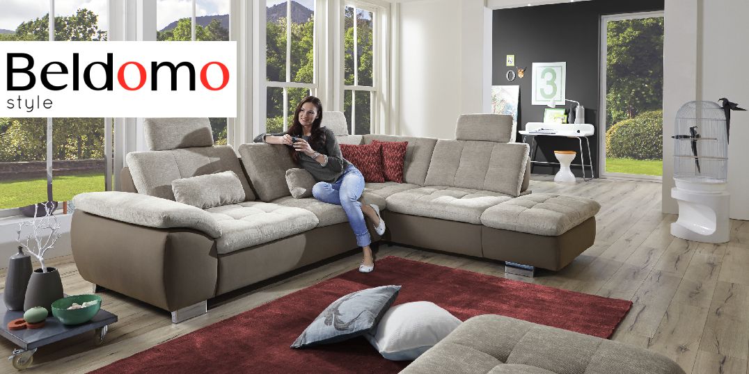 Wohnzimmer mit einem hellen L-förmigen Sofa. Logo im Beldomo-Stil wird angezeigt.
