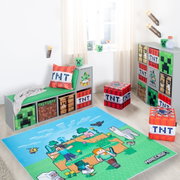 Minecraft Kinderzimmer mit großem Spielteppich im Pixel-Design, grauem Regal mit Creeper- und TNT-Motiven sowie zwei TNT-Sitzwürfeln, fotografiert aus leicht erhöhter Frontansicht