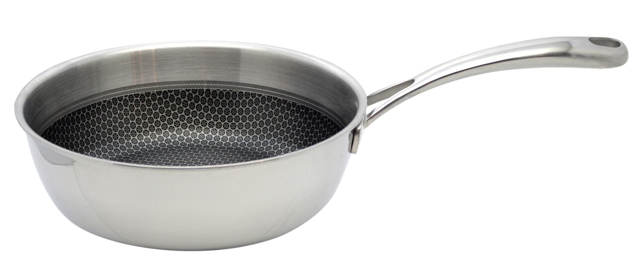 Seitliche Ansicht einer Edelstahl-Sauteuse mit Wabenstruktur im Inneren und ergonomischem Griff.