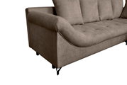 Nahaufnahme einer modernen, beigen Sofaecke mit abgerundeter Armlehne und gepolsterten Kissen, seitliche Perspektive.