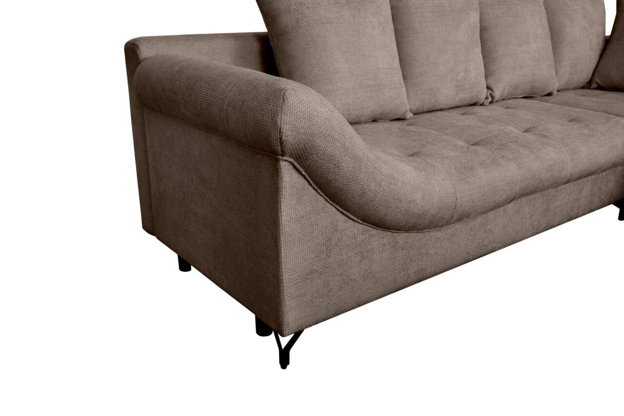Nahaufnahme einer modernen, beigen Sofaecke mit abgerundeter Armlehne und gepolsterten Kissen, seitliche Perspektive.