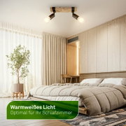 Tweelichts plafondspot van hout en zwart metaal met warmwitte gloeilampen, vanuit onderaanzicht in een moderne slaapkamer