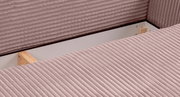 Nahaufnahme eines Schlafsofas mit geripptem Stoffbezug in Rosa, Blick auf die Sitzfläche und Rückenlehne.