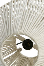 Nahaufnahme einer Tischleuchte mit einem Lampenschirm aus geflochtenem Seil, von unten betrachtet.