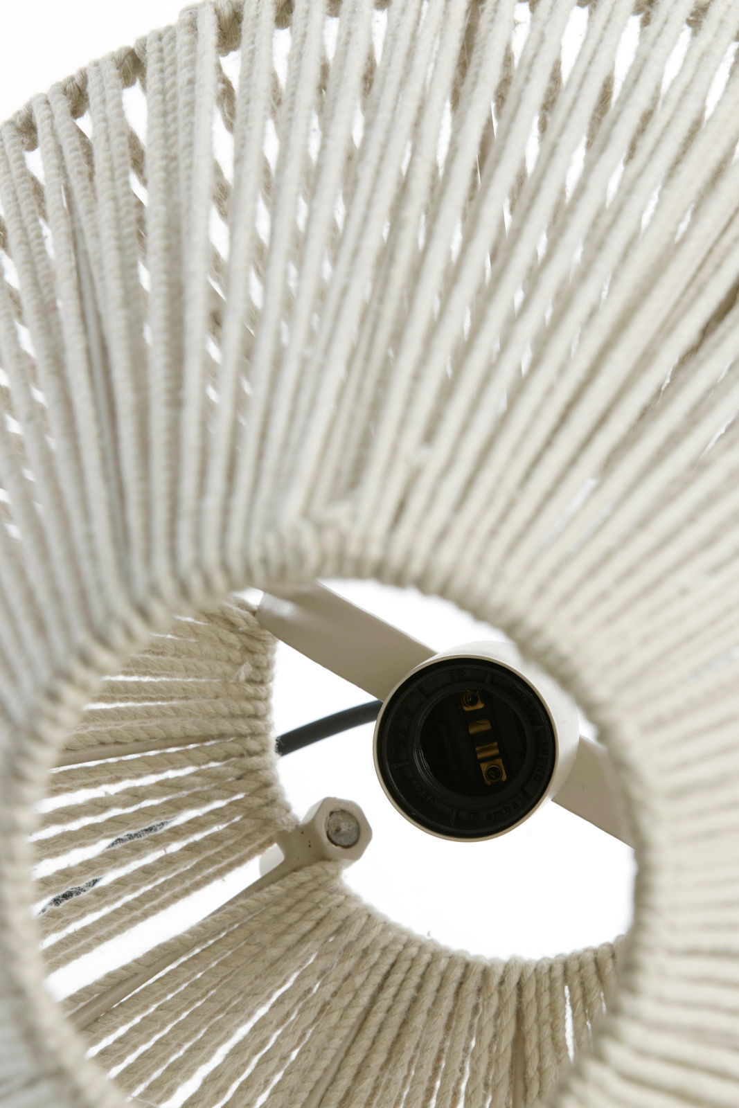 Nahaufnahme einer Tischleuchte mit einem Lampenschirm aus geflochtenem Seil, von unten betrachtet.