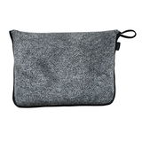 Graue Reisedecke in einer Tasche, Vorderansicht
