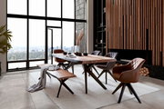 Esszimmer mit modernem Tisch und Stühlen aus Holz und Leder, seitliche Perspektive