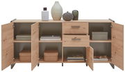 Frontale Ansicht eines XL-Sideboards aus Holz mit offenen Türen und Schubladen, dekoriert mit Vasen und Aufbewahrungsboxen.